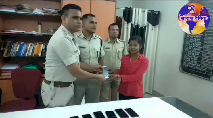 21 मोबाइल और एक चोरी की मोटरसाइकिल के साथ तीन गिरफ्तार 