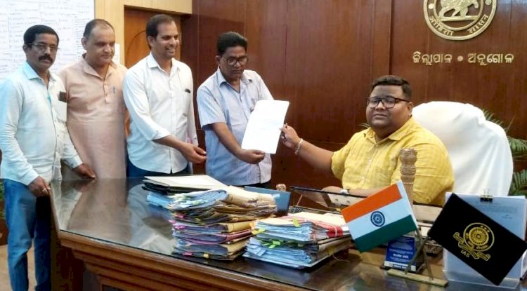 सड़क संबंधी विभिन्न मुद्दों को लेकर जिलाधिकारी को दावा पत्र