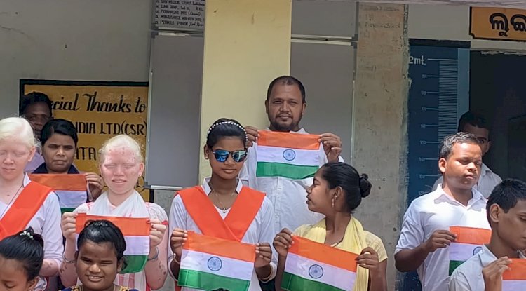 दृष्टिहीन बच्चों के बीच तिरंगा बितरण 