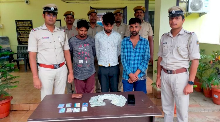 कार का काँच तोड़कर पैसे और मोबाइल चोरी 