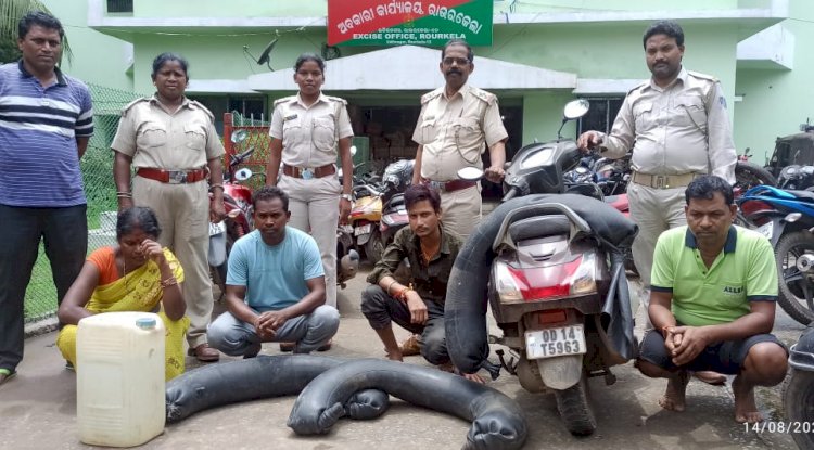 महुआ शराब के साथ चार गिरफ्तार 