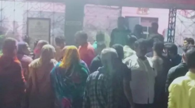 दो गुटों के झगड़े में टूटी तीसरे की गाड़ी 