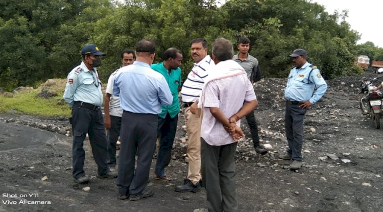 महिलाओं ने किया खनन मार्ग अवरूद्ध 