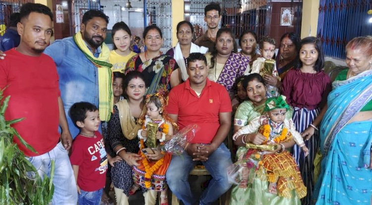 राधा कृष्ण के रूप में शिशुओ ने प्रतियोगिता में लिया भाग 