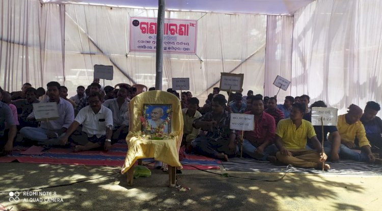 हिंगुला कोयला खदान क्षतिग्रस्त ग्रामीणों का धरना