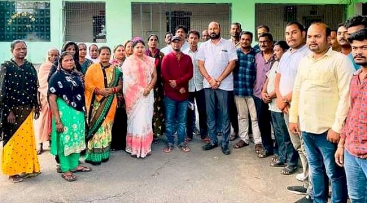 सड़क की समस्या को लेकर उपजिलापाल के पास गए लोग