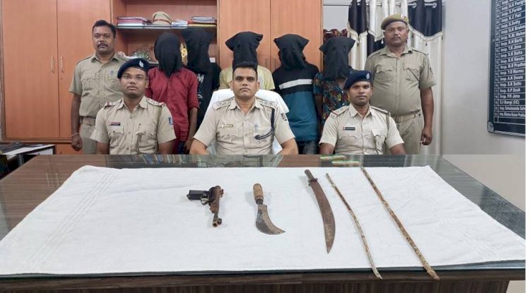घातक हथियारो के साथ पाँच गिरफ्तार 
