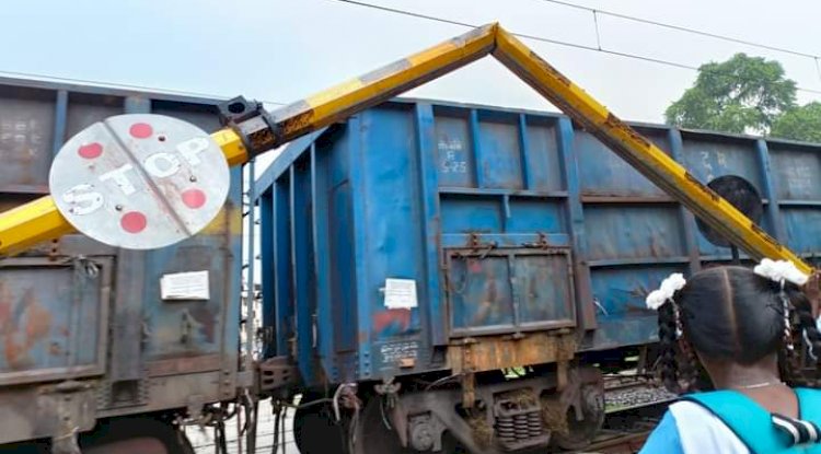 वाहन के ठोकर से टूटा फाटक चालक को हुई जेल