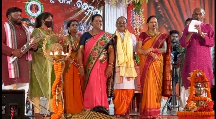 नुआखाई के मंच पर छात्रों को पुरस्कृत किया गया 