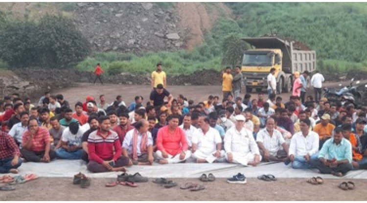 स्थानीय बेरोजगारो की नियुक्ति को लेकर धरना प्रदर्शन 