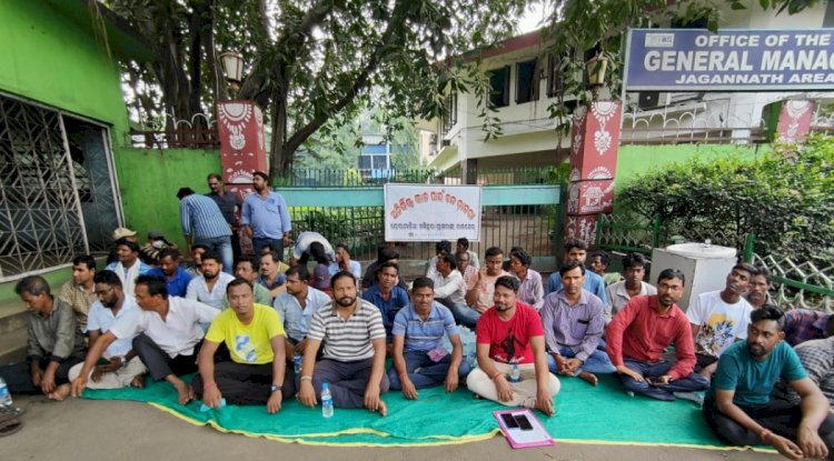 खान प्रबंधन के खिलाफ जोरागाडी़या के ग्रामीणो का विरोध प्रदर्शन 