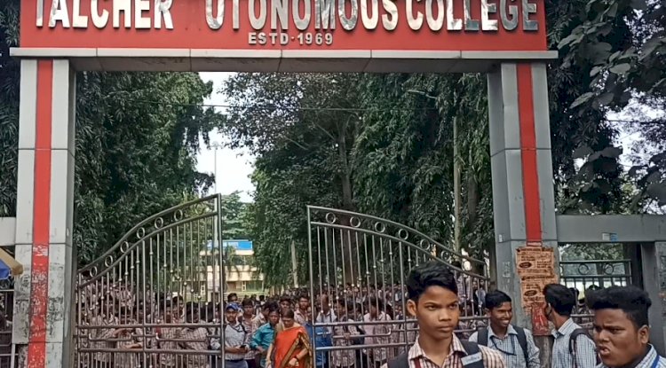 सुरक्षा को लेकर कॉलेज के छात्रों का प्रदर्शन