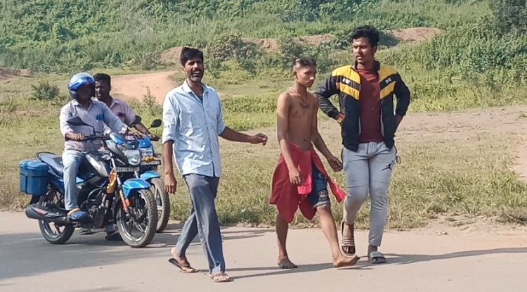 छात्राओं को छेड़ने की सजा सर मुंडवा कर गाँव में घुमाया 