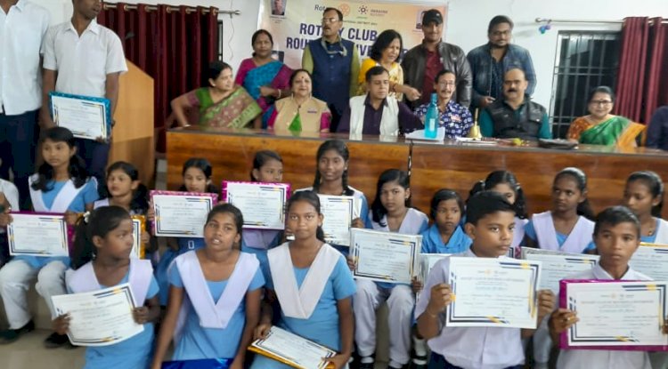 बालदिवस पर महिलाओं ने दिव्यांगो पर लुटाई ममता रोटरी क्लब ने किया पुरस्कृत 