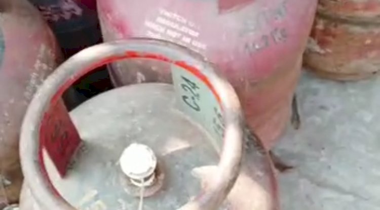 एक से दूसरे सिलेंडर में गैस भरते समय हुआ हादसा 