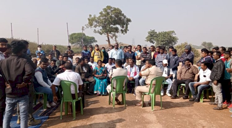जेएसडब्ल्यू सीमेंट प्रबंधन के विरूद्ध ग्रामीणो का धरना प्रदर्शन सहमति के बाद हटे ग्रामीण 