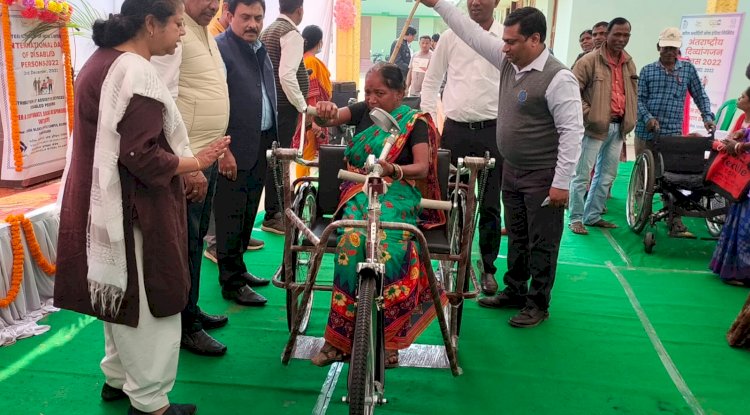 दिव्यांगो के बीच आवश्यक सामग्री का वितरण 