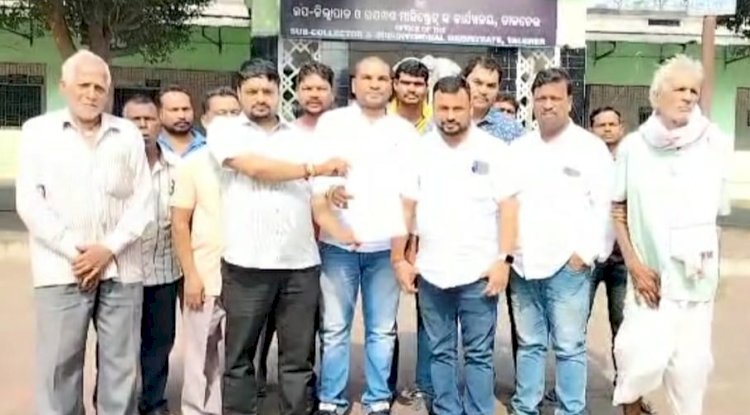 दुकानदारों ने लगाई उपजिलापाल से गुहार 