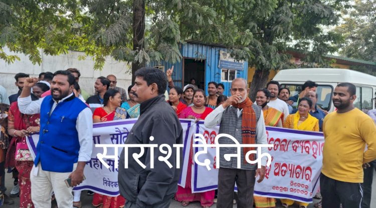 सड़क की समस्या को लेकर सड़क पर उतरी जनता 