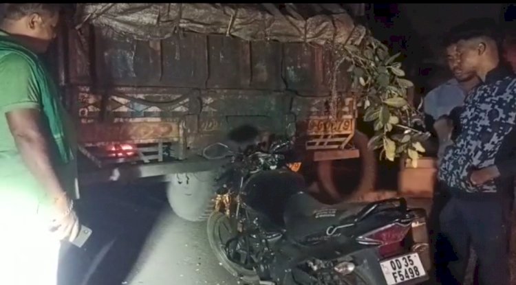 ट्रक को पीछे से टक्कर मार कर मोटरसाइकिल चालक गंभीर रूप से घायल 