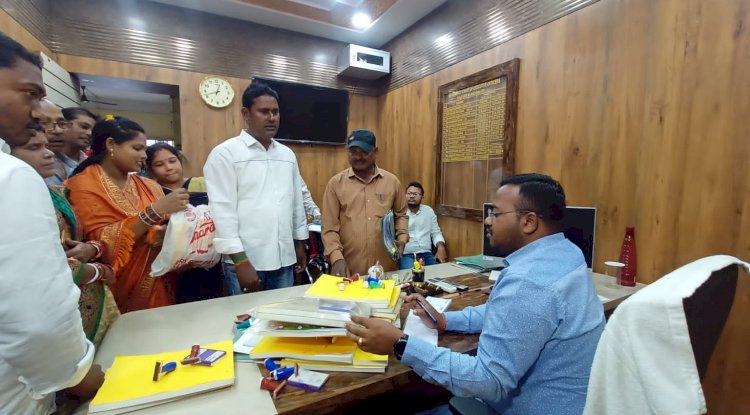 पार्षदो ने पैड़ और मोहर नगरपालिका अधिकारी को शौपे  