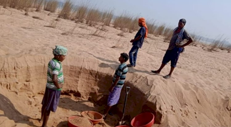 अवैद्य बालू खनन में सरपंच पति और देवर से खफा है ग्रामीण 