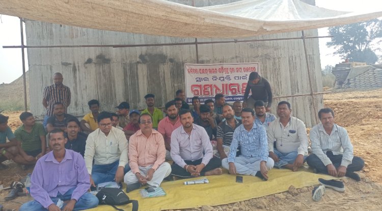 भूमि गवां चुके लोग हक के लिए धरने पर बैठे 