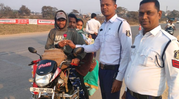 यातायात नियमों का उलंघन करने वालो को पुलिस ने फूल देकर समझाया 