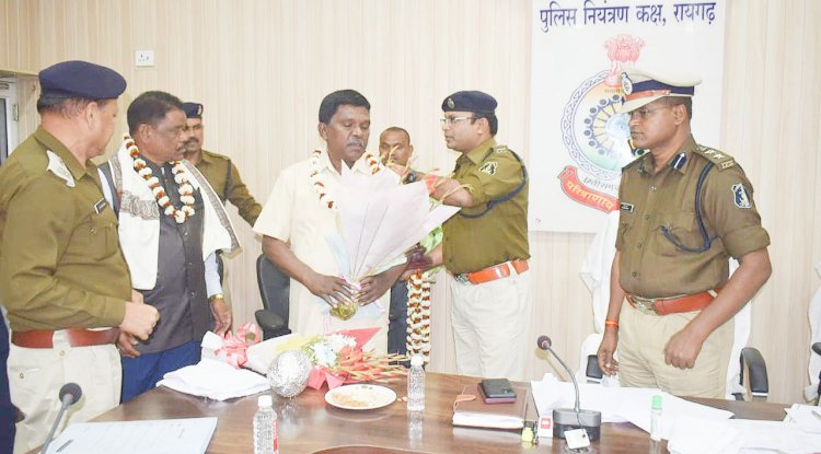 दो पुलिस कर्मियों को ससम्मान दी गई विदाई 