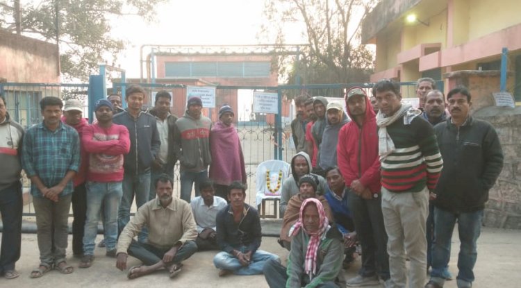 वादाखिलाफी से नाराज मजदूरों ने पंपहाउस में जड़ा ताला 