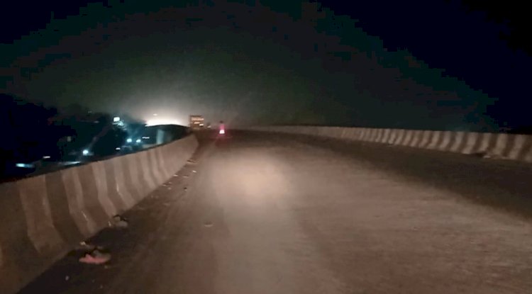 पुल के नीचे है बिद्युत उपमंडल व कार्यालय और ऊपर अंधेरा 