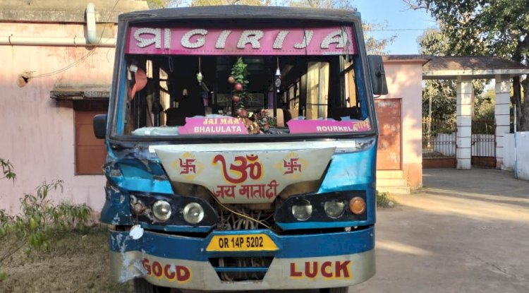सड़क दुर्घटना में पति की मौत पत्नी गंभीर रूप से घायल