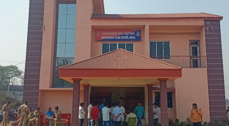 ग्रामीणों ने वारंट के बिरोध में किया थाने का घेराव 