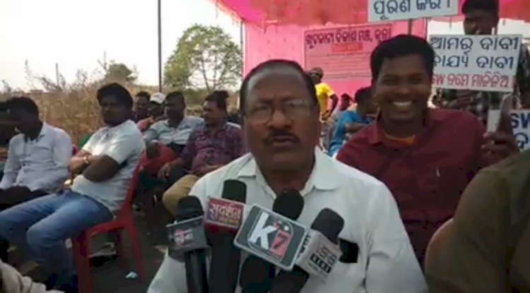 नये सिमेंट प्लंट में नियुक्ति न देने पर धरने पर बैठे लोग