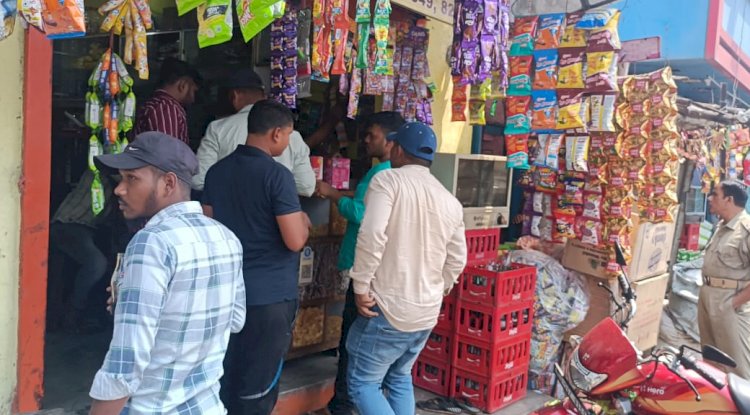 दुकानों से भारी जुर्माने के साथ गुटखा सिगरेट की व्यापक जब्ती