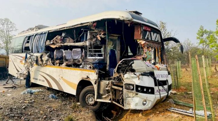 खड़ी हाईवा से टकराई बस दो मृत दो दर्जन घायल 