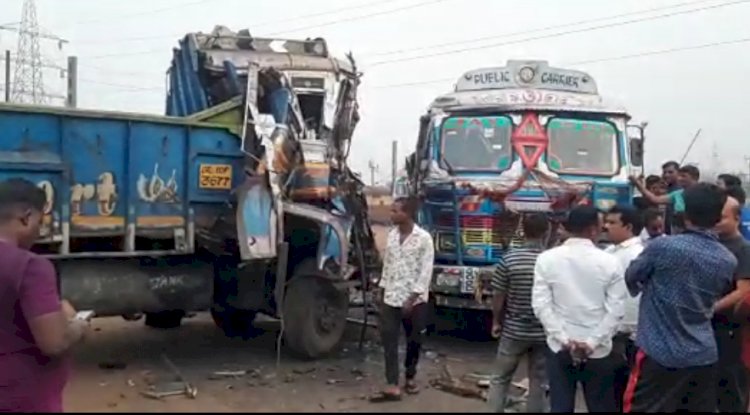 कोयला लदी दो ट्रक आपस में टकराए चालक की मौत एक की हालत गंभीर