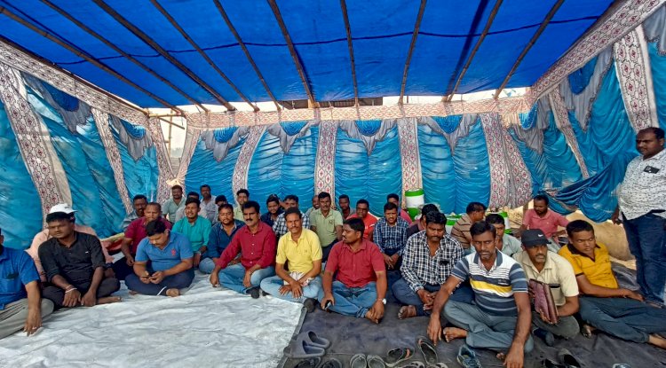 बकाया भाड़े के भुगतान के लिए वाहन स्वामीयों ने दिया धरना
