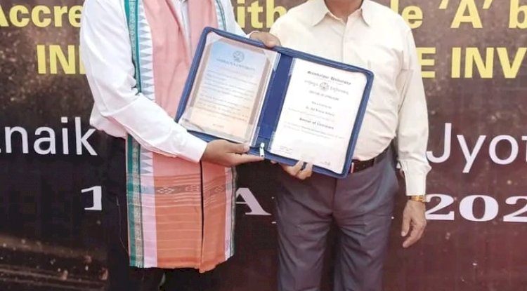 अजित बेहरा राज्यपाल के हाथों डी लिट से सम्मानित 