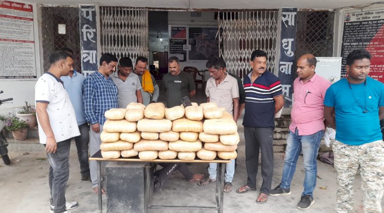 बैरिकेट तोड़कर भाग रहा तस्कर गिरफ्तार 