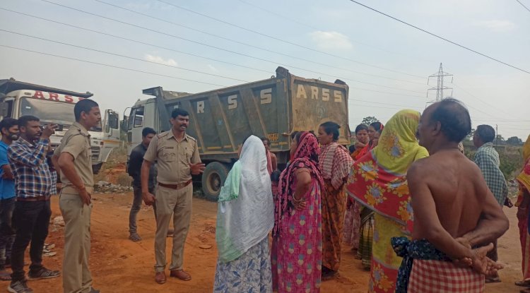 तालाब से मिट्टी निकालने को लेकर स्थानीय वासिंदा और प्रशासन के बीच टकराव 