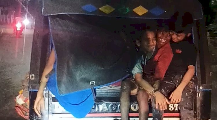 आटो रिक्शा में भेड़ बकरियाँ की तरह ठूंसे जा रहे है बच्चे 