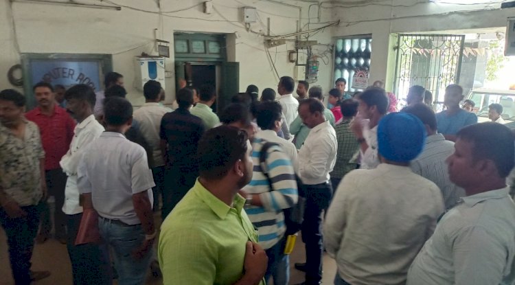 तहसील कार्यालय में अव्यवस्था से परेशान लोग