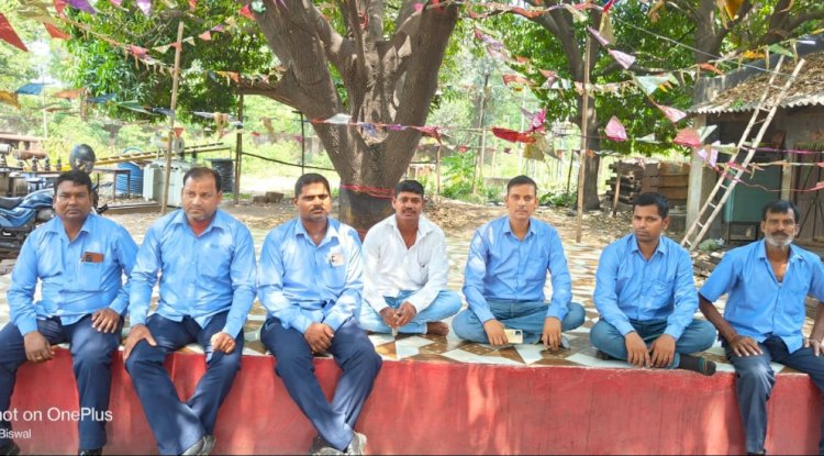 पुलिस की निष्क्रियता के कारण बिजली कर्मचारी हड़ताल पर