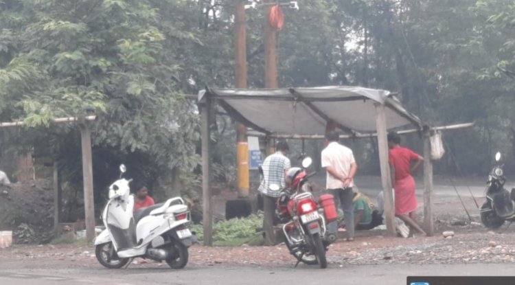 नियमों का उलंघन कर सड़क किनारे बिक रही है मांस 