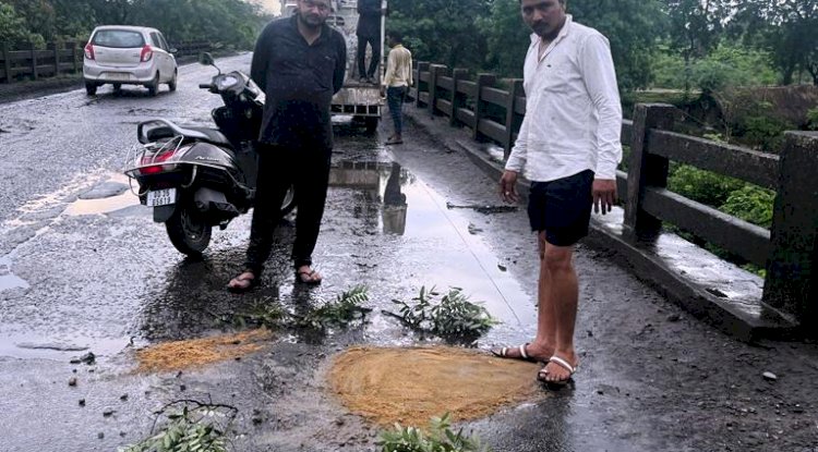 स्थानीय युवको ने किया राजमार्ग का मरम्मत 