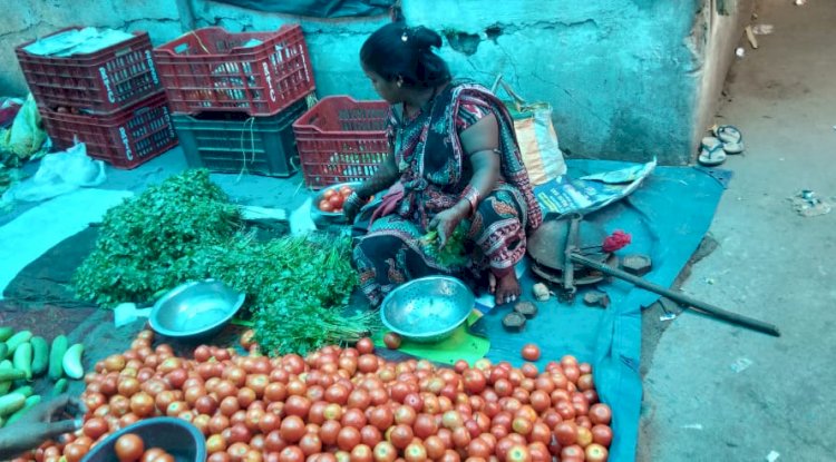 टमाटर के बढ़ते दाम से चिंतित उपभोक्ता 