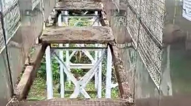 स्टेशन का ओवरब्रिज टूटने से लोगों को हो रही है असुविधा 