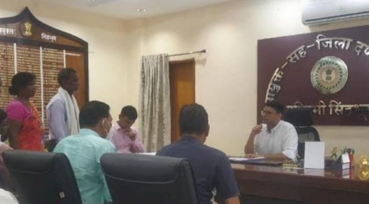स्वर्गीय अमिता तिर्की के परिजनो ने जिला आयुक्त से की मुलाकात 