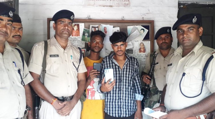 ट्रेन में यात्रियों का मोबाइल चोरी करने वाले दो युवक गिरफ्तार 